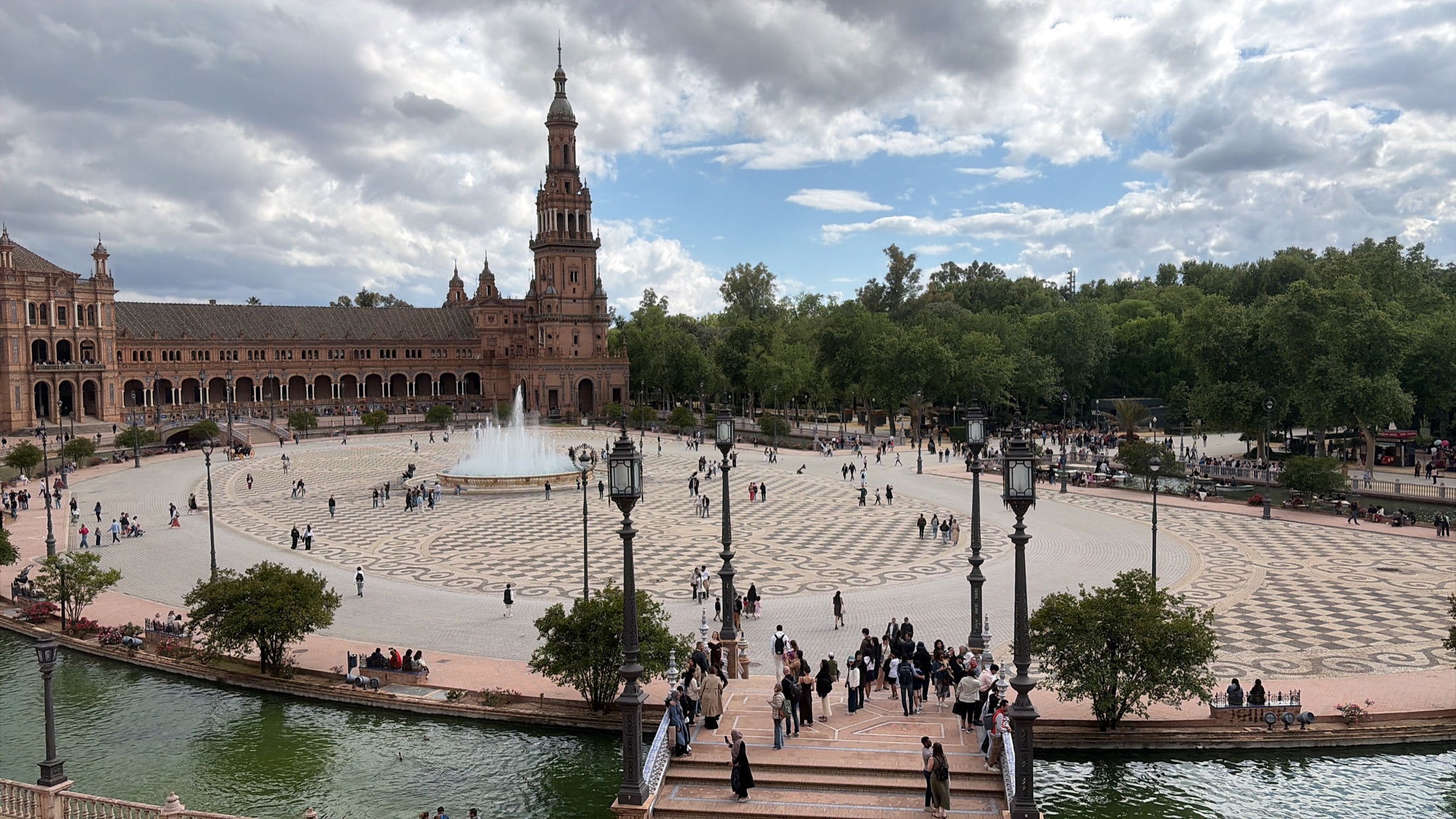 Vista de Sevilla como apoyo visual para la sección de preguntas frecuentes.